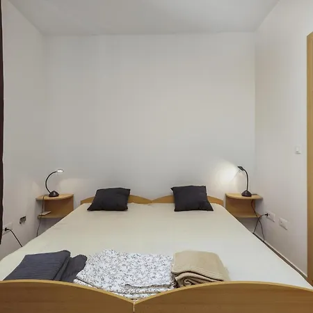 1 Bedroom Stunning In アパート リエカ