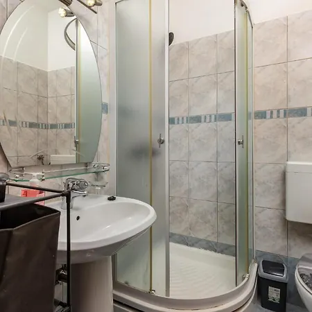 1 Bedroom Stunning In * リエカ